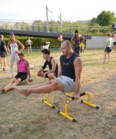 Training mit Parallettes auf der Wiese