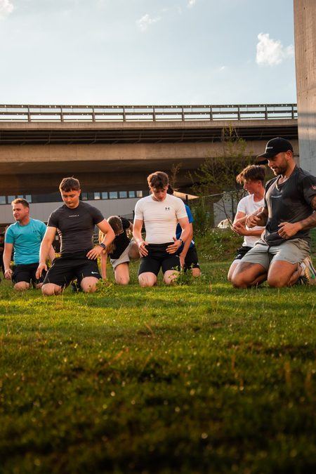 Community-Gruppe im Kreis