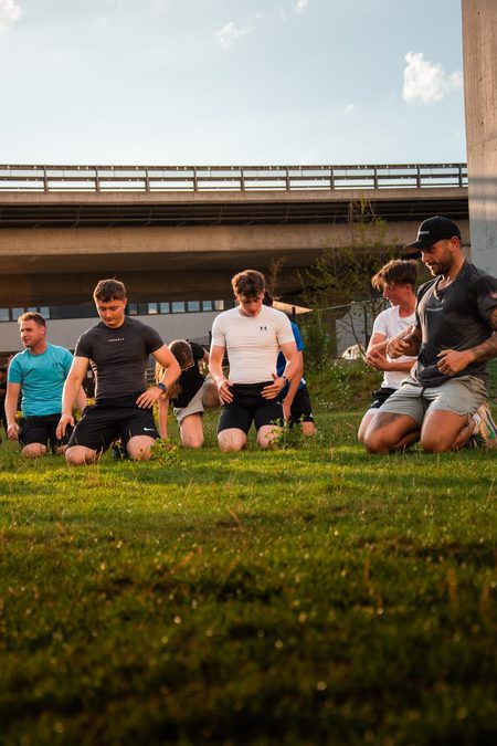 Community-Gruppe im Kreis