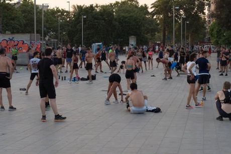 Grosse Trainingsgruppe auf dem Platz