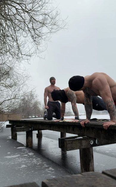 Bank-PushUp am Wasser